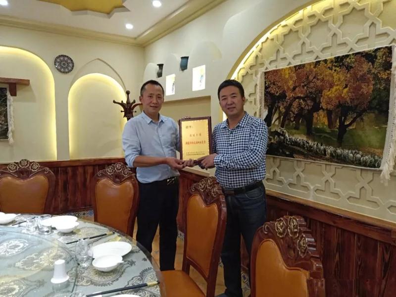 新疆丝路特色餐饮研发中心给餐厅授牌