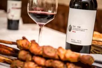 举办“当法国红酒遇上新疆美食”的活动